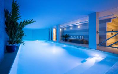 L'Hôtel les Jardins de Mademoiselle possède une piscine avec un spa 4 étoiles. Le spa est situé au cœur du 15ème arrondissement de Paris. L'hôtel dispose de 39 chambres, dont 4 appartements. Prix ​​de location de la salle à partir de 160 €.